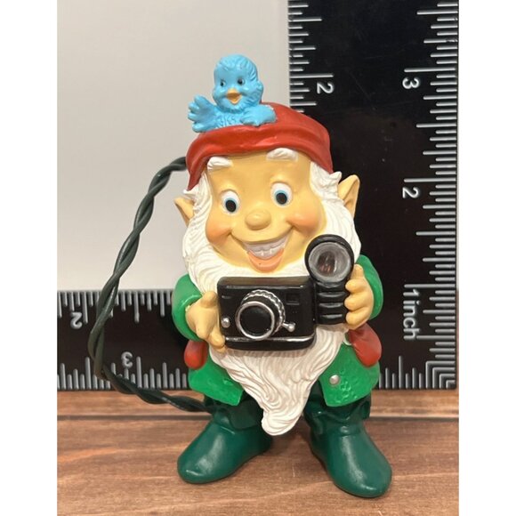 1990 HALLMARK KEEPSAKE ORNAMENT QLX733-3 HOLIDAY FLASH GNOME CAMERA MAGIC - Picture 1 of 8